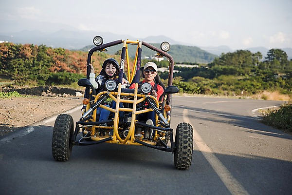 포토 JPG 주간 전신 여자 남자 여유 여행 레저 한국 미소 사람 동양인 20대 성인 야외 두명 앞모습 제주도 한국인 승차 즐거움 고카트 청년만 성인만 국내포토 자연요소 감정 아시아 뷰포인트 모션 표정 인종 청년 파일형식