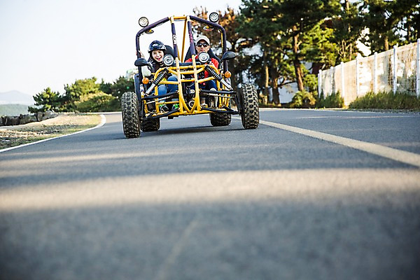 포토 JPG 주간 전신 나무 여자 남자 여유 여행 레저 한국 사람 동양인 20대 성인 야외 두명 앞모습 제주도 한국인 승차 즐거움 고카트 청년만 성인만 국내포토 자연요소 식물 감정 아시아 뷰포인트 모션 인종 청년 파일형식