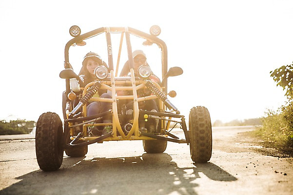 포토 JPG 주간 전신 여자 남자 여유 여행 하늘 레저 한국 사람 동양인 20대 성인 야외 두명 앞모습 햇빛 제주도 한국인 승차 즐거움 고카트 청년만 성인만 국내포토 자연요소 감정 아시아 뷰포인트 모션 인종 청년 태양 파일형식