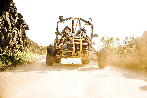 포토 JPG 주간 여자 남자 여유 여행 레저 한국 미소 사람 동양인 상반신 20대 성인 야외 두명 앞모습 햇빛 제주도 한국인 승차 즐거움 고카트 청년만 성인만 국내포토 자연요소 감정 아시아 뷰포인트 모션 표정 인종 청년 태양 파일형식