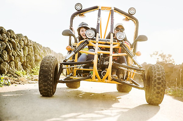 포토 JPG 주간 전신 여자 남자 여유 여행 레저 한국 미소 사람 동양인 20대 성인 야외 두명 앞모습 햇빛 제주도 한국인 승차 즐거움 고카트 청년만 성인만 국내포토 자연요소 감정 아시아 뷰포인트 모션 표정 인종 청년 태양 파일형식