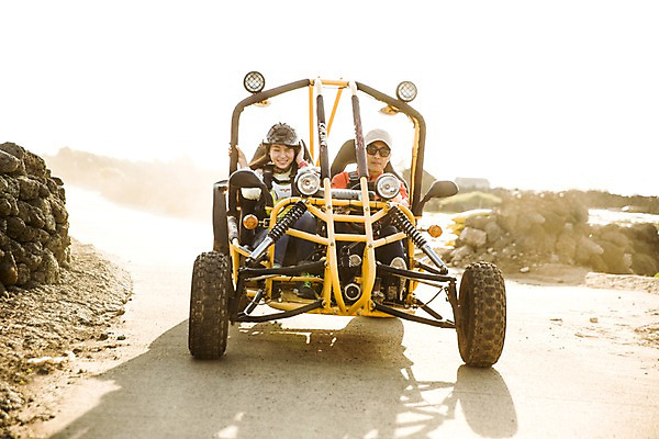 포토 JPG 주간 전신 여자 남자 여유 여행 레저 한국 미소 사람 동양인 20대 성인 야외 두명 앞모습 햇빛 제주도 한국인 즐거움 고카트 청년만 성인만 국내포토 자연요소 감정 아시아 뷰포인트 표정 인종 청년 태양 파일형식