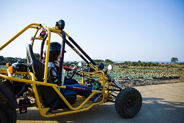 포토 JPG 주간 전신 여자 남자 여유 여행 하늘 레저 한국 사람 동양인 20대 성인 야외 두명 옆모습 제주도 한국인 승차 즐거움 고카트 청년만 성인만 국내포토 자연요소 감정 아시아 뷰포인트 모션 인종 청년 파일형식