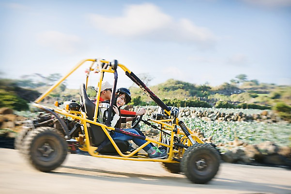 포토 JPG 주간 전신 여자 남자 여유 여행 레저 한국 미소 사람 앉기 동양인 20대 성인 야외 두명 옆모습 달리기 제주도 한국인 승차 즐거움 고카트 청년만 성인만 국내포토 자연요소 감정 아시아 뷰포인트 모션 표정 인종 청년 파일형식