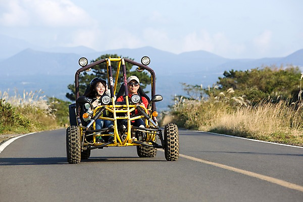 포토 JPG 주간 전신 여자 남자 여유 여행 하늘 레저 한국 미소 사람 앉기 동양인 20대 성인 야외 두명 앞모습 제주도 한국인 승차 즐거움 억새 고카트 청년만 성인만 국내포토 자연요소 식물 감정 아시아 뷰포인트 모션 표정 인종 청년 파일형식