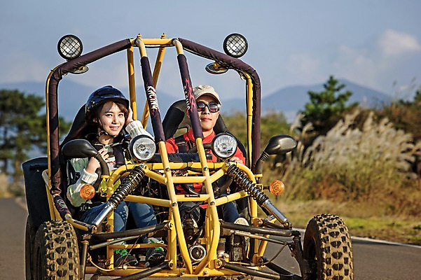 포토 JPG 주간 전신 여자 남자 여유 여행 레저 한국 미소 사람 앉기 동양인 20대 성인 야외 두명 앞모습 제주도 한국인 승차 헬멧 즐거움 고카트 청년만 성인만 국내포토 자연요소 감정 아시아 뷰포인트 모션 표정 인종 청년 보호장비 파일형식