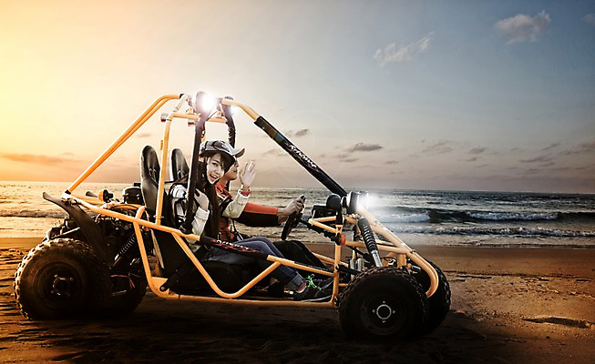 포토 JPG 주간 전신 구름 여자 남자 여유 여행 하늘 레저 한국 미소 사람 동양인 20대 성인 해변 야외 두명 옆모습 제주도 한국인 승차 즐거움 고카트 청년만 성인만 국내포토 자연요소 감정 아시아 바다 뷰포인트 모션 표정 인종 청년 파일형식