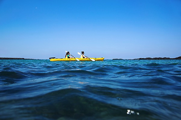 포토 JPG 주간 여자 여유 여행 하늘 레저 한국 사람 앉기 동양인 상반신 20대 성인 야외 두명 친구 제주도 한국인 수상스포츠 보트 승차 즐거움 노 카약 여자만 성인여자만 청년만 청년여자만 성인만 국내포토 자연요소 감정 아시아 스포츠 배_교통 관계 모션 인종 청년 선박 파일형식