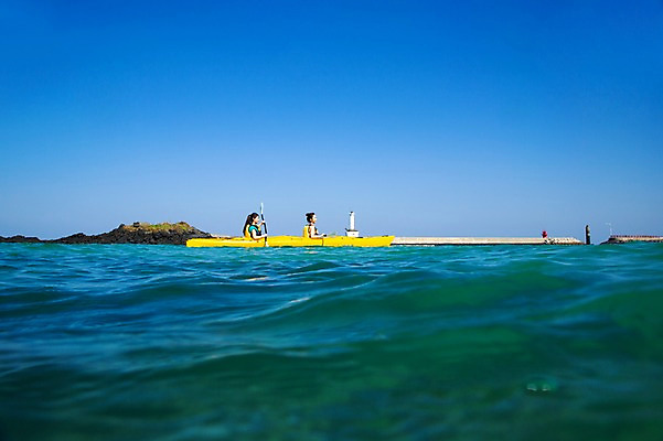 포토 JPG 주간 여자 여유 여행 하늘 레저 한국 사람 동양인 상반신 20대 성인 야외 두명 옆모습 친구 제주도 한국인 수상스포츠 보트 승차 즐거움 노 카약 여자만 성인여자만 청년만 청년여자만 성인만 국내포토 자연요소 감정 아시아 스포츠 뷰포인트 배_교통 관계 모션 인종 청년 선박 파일형식