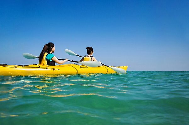포토 JPG 주간 여자 여유 여행 하늘 레저 한국 사람 동양인 상반신 20대 성인 야외 두명 옆모습 친구 제주도 한국인 수상스포츠 보트 승차 즐거움 노 카약 여자만 성인여자만 청년만 청년여자만 성인만 국내포토 자연요소 감정 아시아 스포츠 뷰포인트 배_교통 관계 모션 인종 청년 선박 파일형식