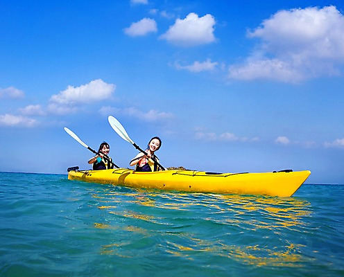 포토 JPG 주간 구름 여자 여유 여행 하늘 레저 한국 사람 앉기 동양인 상반신 20대 성인 야외 두명 친구 제주도 한국인 수상스포츠 보트 승차 즐거움 노 카약 여자만 성인여자만 청년만 청년여자만 성인만 국내포토 자연요소 감정 아시아 스포츠 배_교통 관계 모션 인종 청년 선박 파일형식