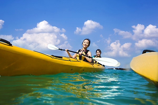 포토 JPG 주간 구름 여자 여유 여행 하늘 레저 한국 미소 사람 앉기 동양인 상반신 20대 성인 야외 두명 친구 제주도 한국인 수상스포츠 보트 승차 즐거움 노 카약 여자만 성인여자만 청년만 청년여자만 성인만 국내포토 자연요소 감정 아시아 스포츠 배_교통 관계 모션 표정 인종 청년 선박 파일형식
