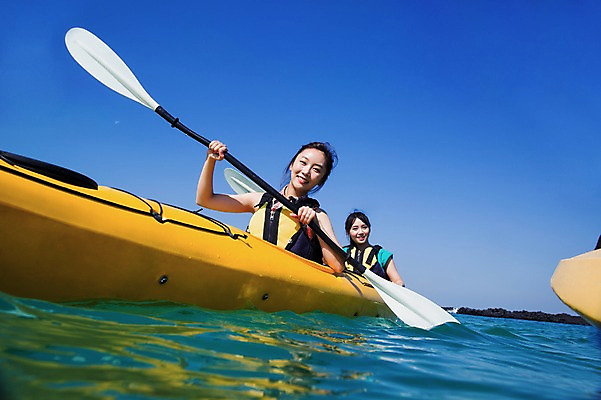 포토 JPG 주간 여자 여유 여행 하늘 레저 한국 미소 사람 앉기 동양인 상반신 20대 성인 야외 두명 앞모습 친구 제주도 한국인 수상스포츠 보트 승차 즐거움 카약 여자만 성인여자만 청년만 청년여자만 성인만 국내포토 자연요소 감정 아시아 스포츠 뷰포인트 배_교통 관계 모션 표정 인종 청년 파일형식