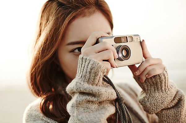 포토 JPG 주간 여자 여유 여행 휴식 한국 한명 서기 들기 사람 동양인 상반신 20대 성인 해변 야외 앞모습 제주도 카메라 사진촬영 한국인 여자만 여자한명만 성인여자만 청년만 청년여자만 성인한명만 청년여자한명만 성인여자한명만 성인만 국내포토 자연요소 1 감정 아시아 바다 뷰포인트 컨셉 모션 인종 청년 전자제품 촬영 파일형식