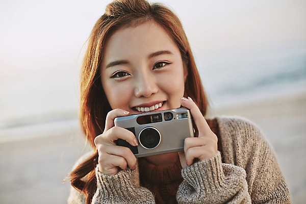 포토 JPG 주간 여자 여유 여행 휴식 한국 한명 서기 미소 들기 사람 동양인 상반신 20대 성인 해변 야외 앞모습 제주도 카메라 한국인 여자만 여자한명만 성인여자만 청년만 청년여자만 성인한명만 청년여자한명만 성인여자한명만 성인만 국내포토 자연요소 1 감정 아시아 바다 뷰포인트 컨셉 모션 표정 인종 청년 전자제품 파일형식