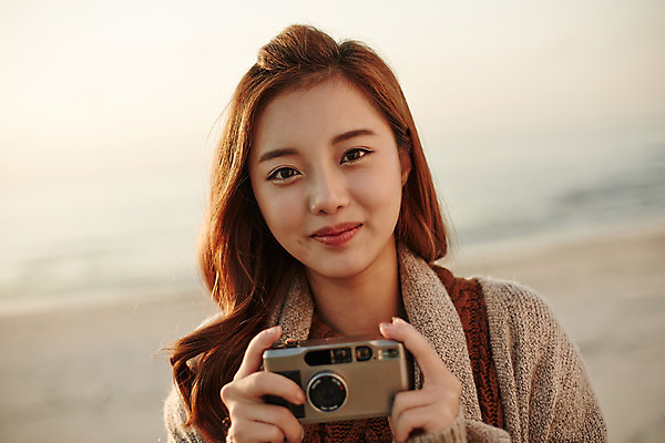 포토 JPG 주간 여자 여유 여행 휴식 한국 한명 서기 미소 들기 사람 동양인 상반신 20대 성인 해변 야외 앞모습 제주도 카메라 한국인 여자만 여자한명만 성인여자만 청년만 청년여자만 성인한명만 청년여자한명만 성인여자한명만 성인만 국내포토 자연요소 1 감정 아시아 바다 뷰포인트 컨셉 모션 표정 인종 청년 전자제품 파일형식