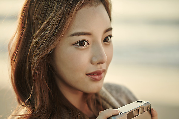 포토 JPG 주간 여자 여유 여행 휴식 한국 한명 미소 들기 사람 동양인 상반신 20대 성인 해변 야외 옆모습 제주도 카메라 한국인 여자만 여자한명만 성인여자만 청년만 청년여자만 성인한명만 청년여자한명만 성인여자한명만 성인만 국내포토 자연요소 1 감정 아시아 바다 뷰포인트 컨셉 모션 표정 인종 청년 전자제품 파일형식