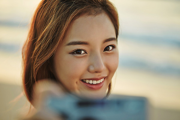 포토 JPG 주간 여자 여유 여행 휴식 한국 한명 서기 미소 들기 사람 동양인 상반신 20대 성인 해변 야외 앞모습 제주도 카메라 한국인 여자만 여자한명만 성인여자만 청년만 청년여자만 성인한명만 청년여자한명만 성인여자한명만 성인만 국내포토 자연요소 1 감정 아시아 바다 뷰포인트 컨셉 모션 표정 인종 청년 전자제품 파일형식