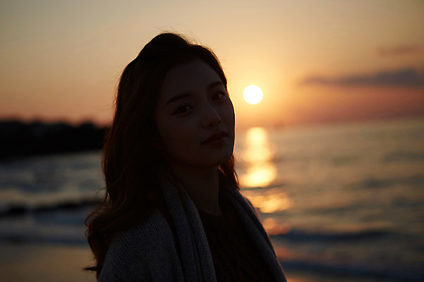 포토 JPG 주간 구름 여자 여유 여행 하늘 휴식 한국 한명 서기 사람 동양인 상반신 20대 성인 해변 야외 태양 제주도 노을 한국인 여자만 여자한명만 성인여자만 청년만 청년여자만 성인한명만 청년여자한명만 성인여자한명만 성인만 국내포토 자연요소 1 감정 아시아 바다 컨셉 모션 인종 청년 파일형식