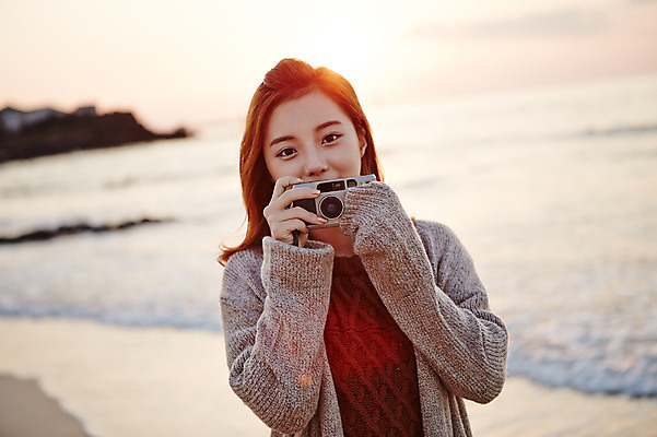 포토 JPG 주간 여자 여유 여행 휴식 한국 한명 서기 미소 들기 사람 동양인 상반신 20대 성인 해변 야외 앞모습 햇빛 제주도 카메라 한국인 여자만 여자한명만 성인여자만 청년만 청년여자만 성인한명만 청년여자한명만 성인여자한명만 성인만 국내포토 자연요소 1 감정 아시아 바다 뷰포인트 컨셉 모션 표정 인종 청년 전자제품 태양 파일형식