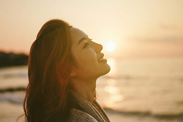 포토 JPG 주간 여자 여유 여행 하늘 휴식 한국 한명 서기 미소 사람 동양인 상반신 20대 성인 해변 야외 옆모습 햇빛 제주도 노을 한국인 여자만 여자한명만 성인여자만 청년만 청년여자만 성인한명만 청년여자한명만 성인여자한명만 성인만 국내포토 자연요소 1 감정 아시아 바다 뷰포인트 컨셉 모션 표정 인종 청년 태양 파일형식