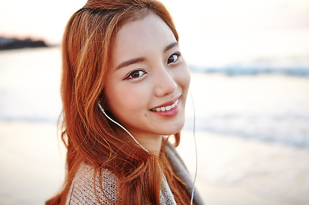 포토 JPG 주간 여자 여유 음악 이어폰 여행 휴식 한국 한명 서기 미소 사람 동양인 상반신 20대 성인 해변 야외 제주도 듣기 한국인 여자만 여자한명만 성인여자만 청년만 청년여자만 성인한명만 청년여자한명만 성인여자한명만 성인만 국내포토 자연요소 1 감정 아시아 바다 음향기기 컨셉 모션 문화예술 표정 인종 청년 파일형식
