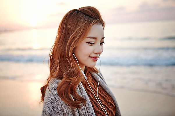 포토 JPG 주간 여자 여유 이어폰 여행 노래 휴식 한국 한명 서기 미소 사람 동양인 상반신 20대 성인 해변 야외 옆모습 햇빛 제주도 노을 듣기 한국인 안식처 여자만 여자한명만 성인여자만 청년만 청년여자만 성인한명만 청년여자한명만 성인여자한명만 성인만 국내포토 자연요소 1 감정 아시아 음악 바다 뷰포인트 음향기기 컨셉 모션 표정 인종 청년 태양 파일형식