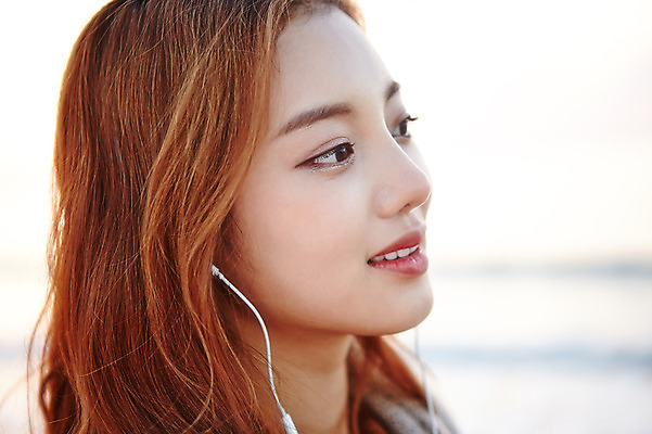 포토 JPG 주간 여자 여유 이어폰 여행 노래 휴식 한국 한명 서기 미소 사람 동양인 상반신 20대 성인 해변 야외 옆모습 제주도 듣기 한국인 여자만 여자한명만 성인여자만 청년만 청년여자만 성인한명만 청년여자한명만 성인여자한명만 성인만 국내포토 자연요소 1 감정 아시아 음악 바다 뷰포인트 음향기기 컨셉 모션 표정 인종 청년 파일형식