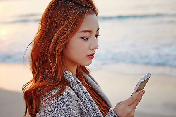 포토 JPG 주간 여자 여유 여행 휴식 한국 한명 서기 들기 사람 동양인 상반신 20대 성인 해변 야외 옆모습 스마트폰 제주도 노을 한국인 여자만 여자한명만 성인여자만 청년만 청년여자만 성인한명만 청년여자한명만 성인여자한명만 성인만 국내포토 자연요소 1 감정 아시아 바다 뷰포인트 컨셉 모션 인종 청년 핸드폰 스마트기기 파일형식