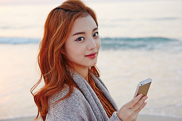 포토 JPG 주간 여자 여유 여행 휴식 한국 한명 서기 미소 들기 사람 동양인 상반신 20대 성인 해변 야외 스마트폰 제주도 노을 한국인 안식처 여자만 여자한명만 성인여자만 청년만 청년여자만 성인한명만 청년여자한명만 성인여자한명만 성인만 국내포토 자연요소 1 감정 아시아 바다 컨셉 모션 표정 인종 청년 핸드폰 스마트기기 파일형식