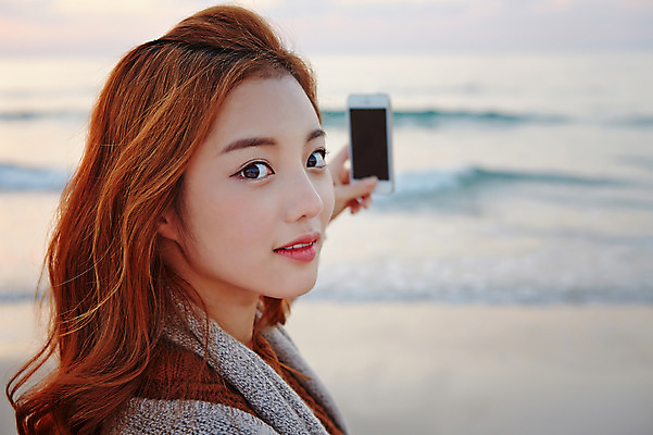 포토 JPG 주간 여자 여유 여행 휴식 한국 한명 서기 미소 들기 사람 동양인 상반신 20대 성인 해변 야외 스마트폰 제주도 한국인 셀프카메라 안식처 여자만 여자한명만 성인여자만 청년만 청년여자만 성인한명만 청년여자한명만 성인여자한명만 성인만 국내포토 자연요소 1 감정 아시아 바다 컨셉 모션 표정 인종 청년 핸드폰 스마트기기 사진촬영 파일형식