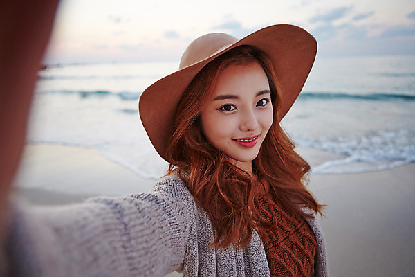 포토 JPG 주간 모자 여자 여유 여행 휴식 한국 한명 서기 미소 사람 동양인 상반신 20대 성인 해변 야외 앞모습 제주도 한국인 여자만 여자한명만 성인여자만 청년만 청년여자만 성인한명만 청년여자한명만 성인여자한명만 성인만 국내포토 자연요소 1 잡화 감정 아시아 바다 뷰포인트 컨셉 모션 표정 인종 청년 파일형식