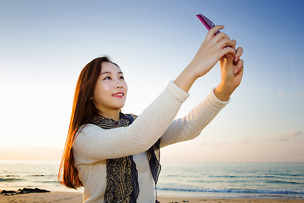 포토 JPG 주간 여자 여유 여행 하늘 휴식 한국 한명 서기 미소 들기 사람 동양인 상반신 20대 성인 해변 야외 스마트폰 제주도 한국인 셀프카메라 여자만 여자한명만 성인여자만 청년만 청년여자만 성인한명만 청년여자한명만 성인여자한명만 성인만 국내포토 자연요소 1 감정 아시아 바다 컨셉 모션 표정 인종 청년 핸드폰 스마트기기 사진촬영 파일형식