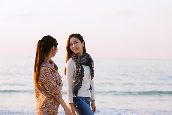 포토 JPG 주간 여자 여유 여행 하늘 휴식 한국 미소 사람 동양인 상반신 20대 성인 해변 야외 두명 옆모습 친구 제주도 걷기 우정 한국인 여자만 성인여자만 청년만 청년여자만 성인만 국내포토 자연요소 감정 아시아 바다 뷰포인트 컨셉 관계 모션 표정 인종 청년 파일형식