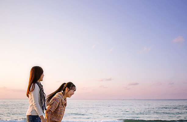 포토 JPG 주간 여자 여유 여행 하늘 휴식 한국 서기 미소 사람 동양인 상반신 20대 성인 해변 야외 두명 옆모습 친구 제주도 한국인 여자만 성인여자만 청년만 청년여자만 성인만 국내포토 자연요소 감정 아시아 바다 뷰포인트 컨셉 관계 모션 표정 인종 청년 파일형식