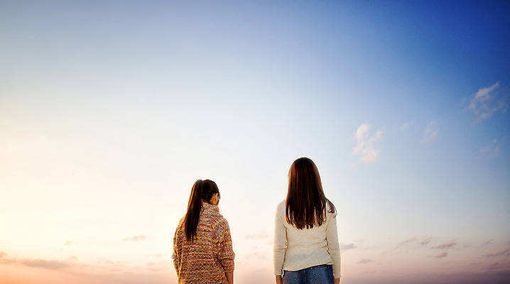 포토 JPG 주간 구름 여자 여유 여행 하늘 휴식 한국 서기 미소 사람 동양인 상반신 20대 성인 해변 야외 두명 뒷모습 친구 제주도 한국인 여자만 성인여자만 청년만 청년여자만 성인만 국내포토 자연요소 감정 아시아 바다 뷰포인트 컨셉 관계 모션 표정 인종 청년 파일형식