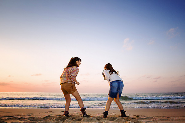 포토 JPG 주간 전신 구름 여자 여유 여행 하늘 휴식 한국 서기 사람 동양인 20대 성인 해변 야외 두명 뒷모습 친구 제주도 노을 한국인 여자만 성인여자만 청년만 청년여자만 성인만 국내포토 자연요소 감정 아시아 바다 뷰포인트 컨셉 관계 모션 인종 청년 파일형식