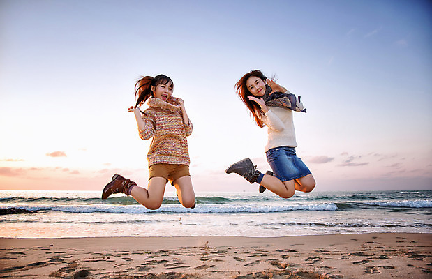 포토 JPG 주간 전신 구름 여자 여유 여행 하늘 휴식 한국 미소 사람 동양인 20대 성인 해변 야외 두명 앞모습 친구 제주도 노을 점프 한국인 여자만 성인여자만 청년만 청년여자만 성인만 국내포토 자연요소 감정 아시아 바다 뷰포인트 컨셉 관계 모션 표정 인종 청년 파일형식