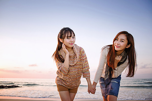 포토 JPG 주간 여자 여유 여행 하늘 휴식 한국 서기 미소 사람 동양인 상반신 20대 성인 해변 야외 두명 앞모습 친구 제주도 손잡기 우정 한국인 여자만 성인여자만 청년만 청년여자만 성인만 국내포토 자연요소 감정 아시아 바다 뷰포인트 컨셉 관계 모션 표정 인종 청년 파일형식