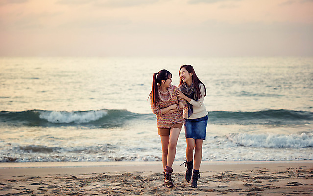 포토 JPG 주간 전신 여자 여유 여행 휴식 한국 서기 미소 사람 동양인 20대 성인 해변 야외 두명 앞모습 친구 제주도 팔짱 우정 한국인 여자만 성인여자만 청년만 청년여자만 성인만 국내포토 자연요소 감정 아시아 바다 뷰포인트 컨셉 관계 모션 표정 인종 청년 파일형식