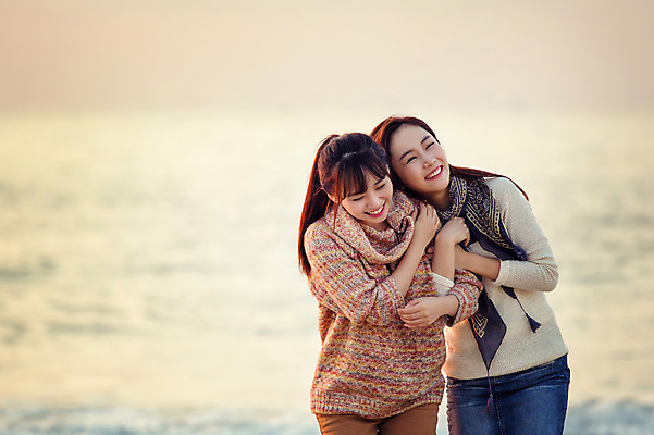 포토 JPG 주간 여자 여유 여행 휴식 한국 서기 미소 사람 동양인 상반신 20대 성인 해변 야외 두명 앞모습 친구 제주도 팔짱 우정 한국인 여자만 성인여자만 청년만 청년여자만 성인만 국내포토 자연요소 감정 아시아 바다 뷰포인트 컨셉 관계 모션 표정 인종 청년 파일형식