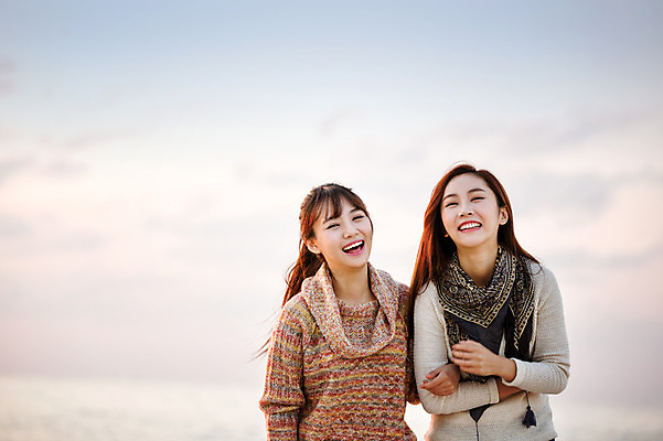 포토 JPG 주간 여자 여유 여행 하늘 휴식 한국 서기 미소 사람 동양인 상반신 20대 성인 해변 야외 두명 앞모습 친구 제주도 팔짱 우정 한국인 여자만 성인여자만 청년만 청년여자만 성인만 국내포토 자연요소 감정 아시아 바다 뷰포인트 컨셉 관계 모션 표정 인종 청년 파일형식