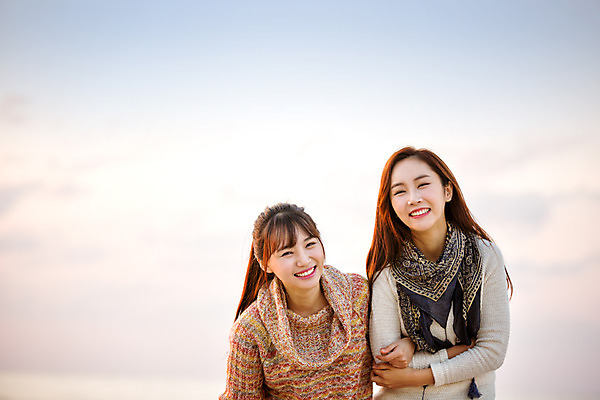 포토 JPG 주간 구름 여자 여유 여행 하늘 휴식 한국 서기 미소 사람 동양인 상반신 20대 성인 해변 야외 두명 앞모습 친구 제주도 팔짱 우정 한국인 여자만 성인여자만 청년만 청년여자만 성인만 국내포토 자연요소 감정 아시아 바다 뷰포인트 컨셉 관계 모션 표정 인종 청년 파일형식