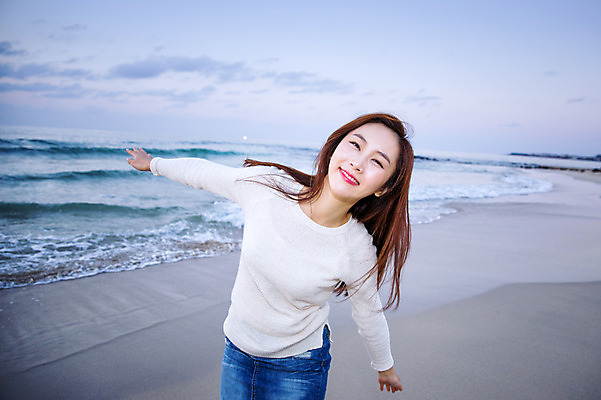 포토 JPG 주간 여자 여유 여행 팔벌리기 휴식 한국 한명 서기 미소 사람 동양인 손짓 상반신 20대 성인 해변 야외 앞모습 제주도 한국인 여자만 여자한명만 성인여자만 청년만 청년여자만 성인한명만 청년여자한명만 성인여자한명만 성인만 국내포토 자연요소 1 감정 아시아 바다 뷰포인트 컨셉 모션 표정 인종 청년 파일형식