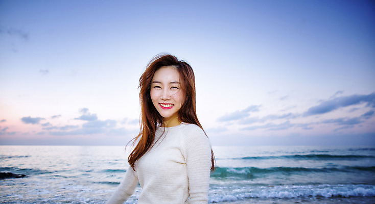 포토 JPG 주간 구름 여자 여유 여행 하늘 휴식 한국 한명 서기 미소 사람 동양인 상반신 20대 성인 해변 야외 앞모습 제주도 한국인 여자만 여자한명만 성인여자만 청년만 청년여자만 성인한명만 청년여자한명만 성인여자한명만 성인만 국내포토 자연요소 1 감정 아시아 바다 뷰포인트 컨셉 모션 표정 인종 청년 파일형식