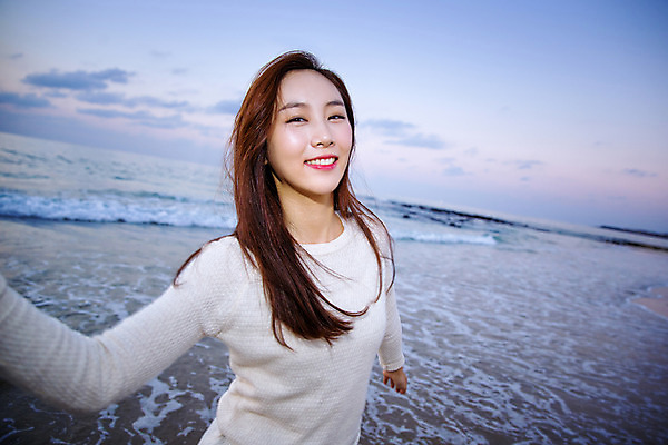 포토 JPG 주간 구름 여자 여유 여행 하늘 휴식 한국 한명 서기 미소 사람 동양인 상반신 20대 성인 해변 야외 앞모습 제주도 한국인 여자만 여자한명만 성인여자만 청년만 청년여자만 성인한명만 청년여자한명만 성인여자한명만 성인만 국내포토 자연요소 1 감정 아시아 바다 뷰포인트 컨셉 모션 표정 인종 청년 파일형식