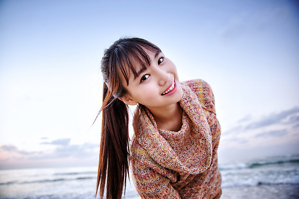 포토 JPG 주간 구름 여자 여유 여행 하늘 휴식 한국 한명 서기 미소 사람 동양인 상반신 20대 성인 해변 야외 앞모습 제주도 한국인 여자만 여자한명만 성인여자만 청년만 청년여자만 성인한명만 청년여자한명만 성인여자한명만 성인만 국내포토 자연요소 1 감정 아시아 바다 뷰포인트 컨셉 모션 표정 인종 청년 파일형식