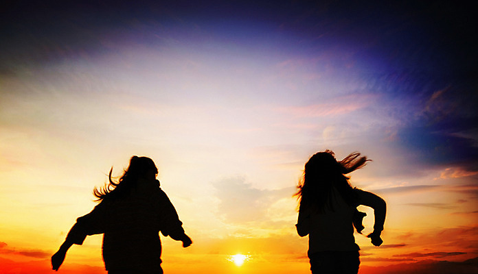 포토 JPG 주간 구름 여자 실루엣 여유 여행 하늘 한국 서기 사람 동양인 상반신 20대 성인 해변 야외 두명 뒷모습 친구 달리기 제주도 노을 한국인 역광 여자만 성인여자만 청년만 청년여자만 성인만 국내포토 자연요소 감정 아시아 바다 뷰포인트 관계 모션 촬영기법 인종 청년 파일형식