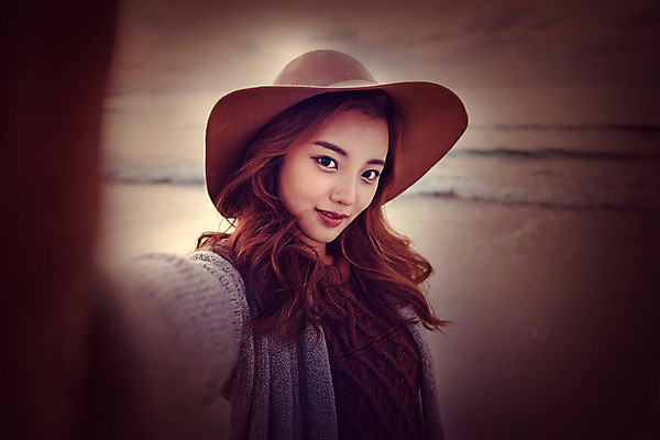 포토 JPG 주간 모자 여자 여유 여행 휴식 한국 한명 서기 미소 사람 동양인 상반신 20대 성인 해변 야외 앞모습 제주도 한국인 여자만 여자한명만 성인여자만 청년만 청년여자만 성인한명만 청년여자한명만 성인여자한명만 성인만 국내포토 자연요소 1 잡화 감정 아시아 바다 뷰포인트 컨셉 모션 표정 인종 청년 파일형식