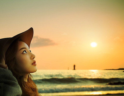 포토 JPG 주간 구름 모자 여자 여유 여행 하늘 휴식 한국 한명 미소 사람 동양인 상반신 20대 성인 해변 야외 옆모습 태양 제주도 노을 한국인 올려보기 여자만 여자한명만 성인여자만 청년만 청년여자만 성인한명만 청년여자한명만 성인여자한명만 성인만 국내포토 자연요소 1 잡화 감정 아시아 바다 뷰포인트 컨셉 모션 표정 인종 청년 파일형식